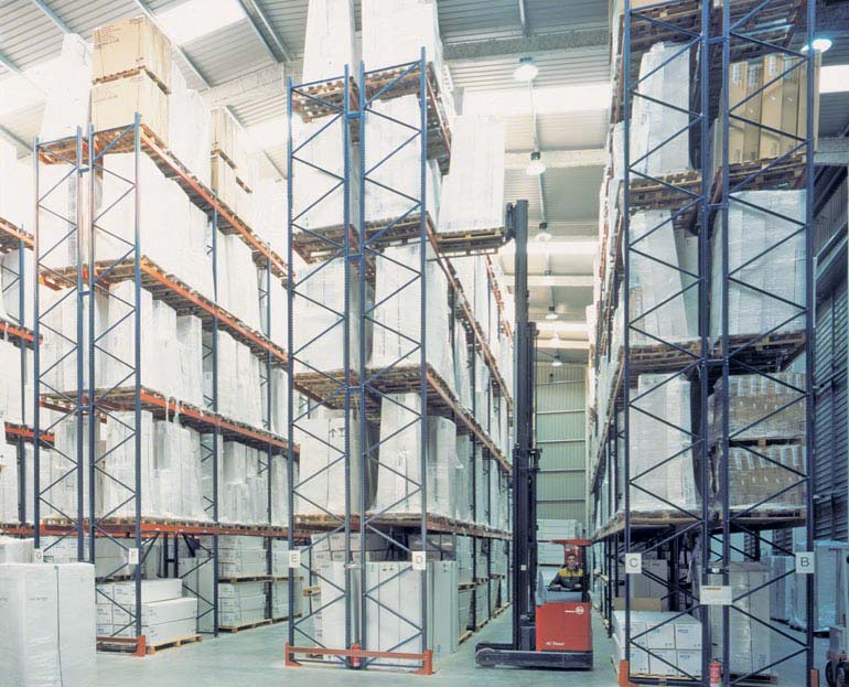 Statyczne regały paletowe w magazynie operatora logistycznego