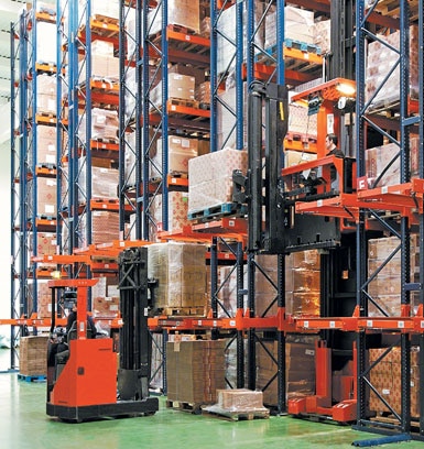 Wózek systemowy w magazynie maszyn i narzędzi budowlanych