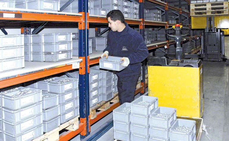 Operator wykonujący kompletację bezpośrednio z regału paletowego