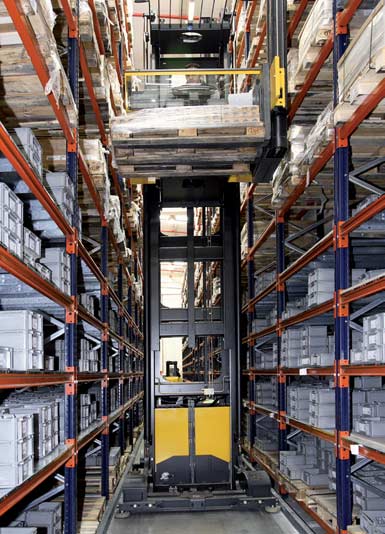 Kompletacja z wysokiego poziomu w magazynie firmy produkującej komponenty elektroniczne