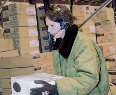 Kompletacja głosowa (voice picking) stosowana w zautomatyzowanym centrum logistycznym przeznaczonym na magazynowanie i dystrybucję produktów mrożonych