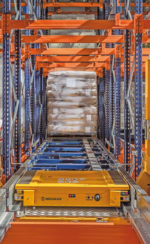 Regały obsługiwane przez automatyczny wózek Pallet Shuttle w ANL Plastics