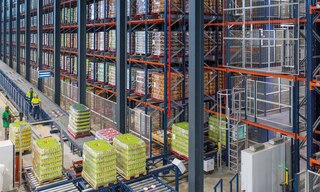 A tugger train can be an inadequate solution in warehouses with very high goods flows A tugger train can be an inadequate solution in warehouses with very high goods flows