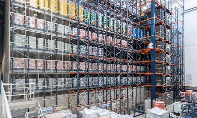 Automatyczny system Pallet Shuttle do składowania karmy dla zwierząt marki Alinatur Petfood Automatyczny system Pallet Shuttle do składowania karmy dla zwierząt marki Alinatur Petfood
