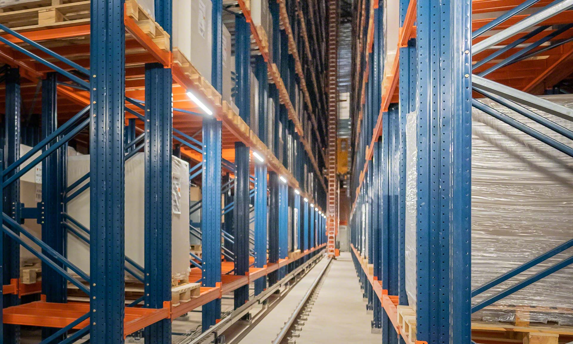 Automatyczne magazyny samonośne Alzamora Group, wiodącego producenta opakowań Automatyczne magazyny samonośne Alzamora Group, wiodącego producenta opakowań