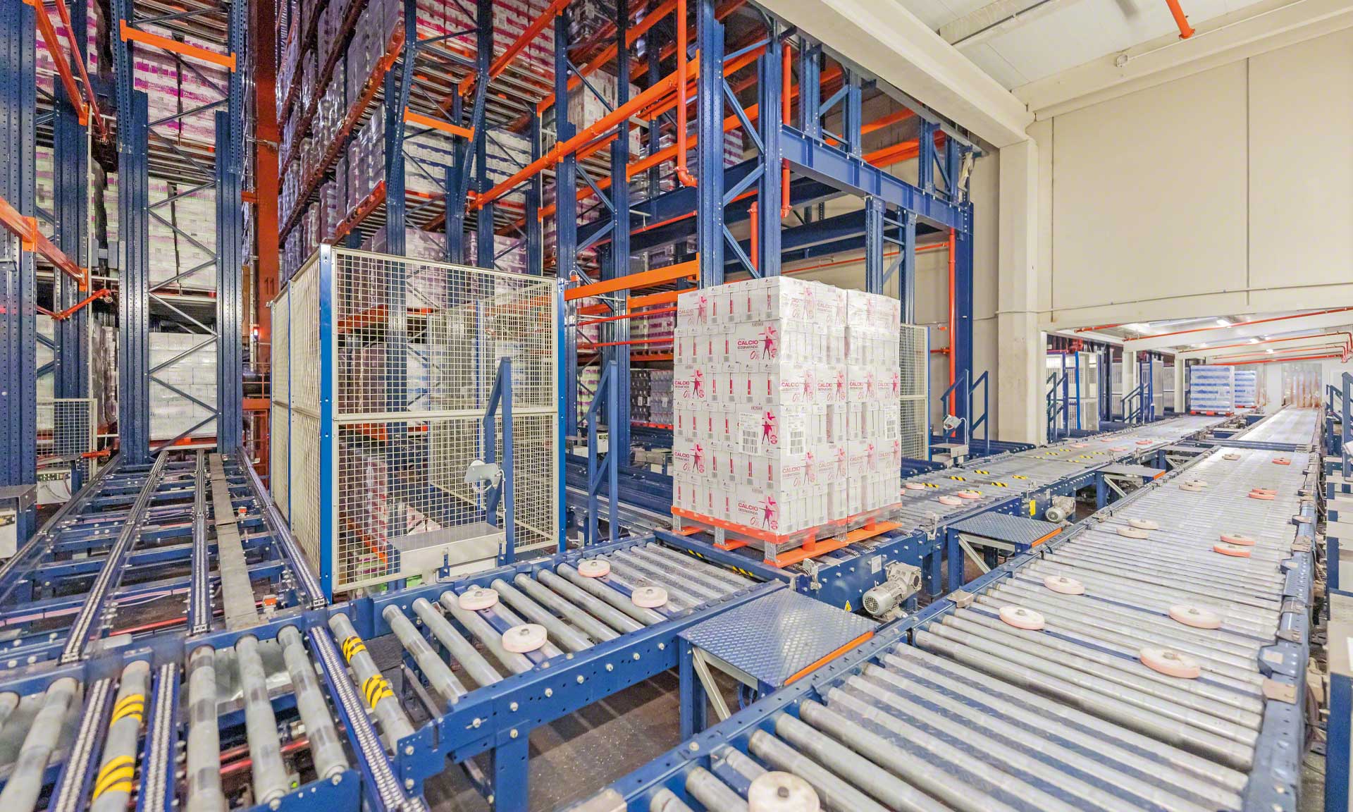Esnelat automatyzuje logistykę produktów mleczarskich dzięki dwóm magazynom automatycznym