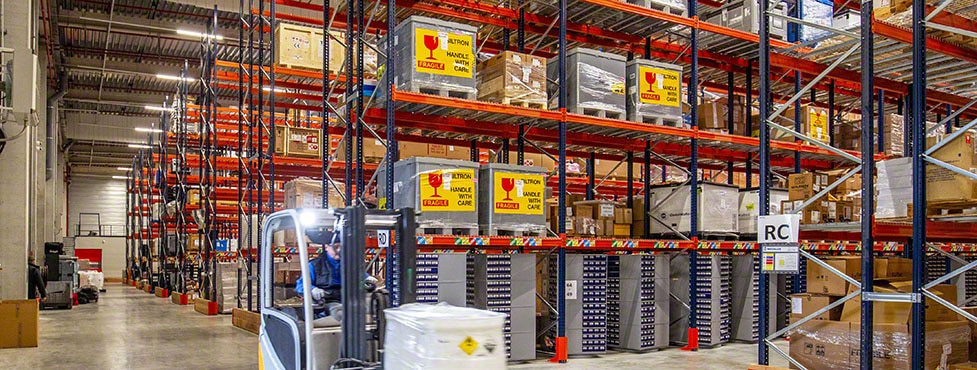 Magazyn firmy Ectra do składowania elementów elektrycznych i chemikaliów Magazyn firmy Ectra do składowania elementów elektrycznych i chemikaliów