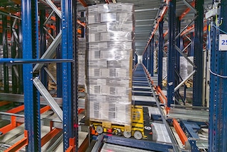 Wózek 4-Way Pallet Shuttle dociera do przypisanej lokalizacji, aby odłożyć paletę