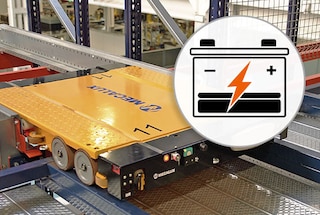 W celu naładowania akumulatora wózek Pallet Shuttle 4-Way kieruje się w stronę stacji ładujących
