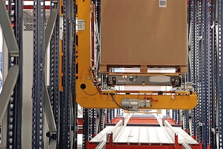 W razie potrzeby wózek Pallet Shuttle 4-Way przemieszcza paletę na wyższy poziom