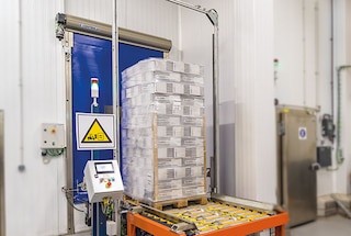 Paleta dociera do bloku regałów transportowana na linii przenośników