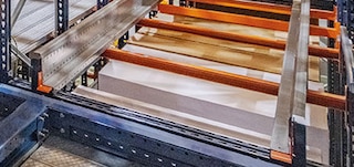 Szyny służą wózkowi Pallet Shuttle 4-Way do przemieszczania się wzdłuż korytarzy i kanałów