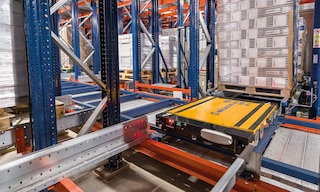 Wielokierunkowy wózek elektryczny jest wyposażony w 12 kół jezdnych i 10 kół prowadzących, które zapewniają szybkie i płynne przemieszczanie się wózka w kanałach