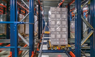 Wózek Shuttle 4-Way wjeżdża do kanałów, zachowując pełną stabilność w trakcie jazdy