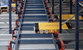 Wózek Pallet Shuttle 4-Way przemieszcza się wzdłuż korytarzy w sposób całkowicie autonomiczny