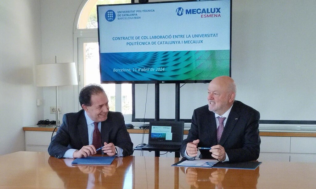 Dyrektor generalny Mecaluxu i rektor UPC podpisujący umowę w rektoracie