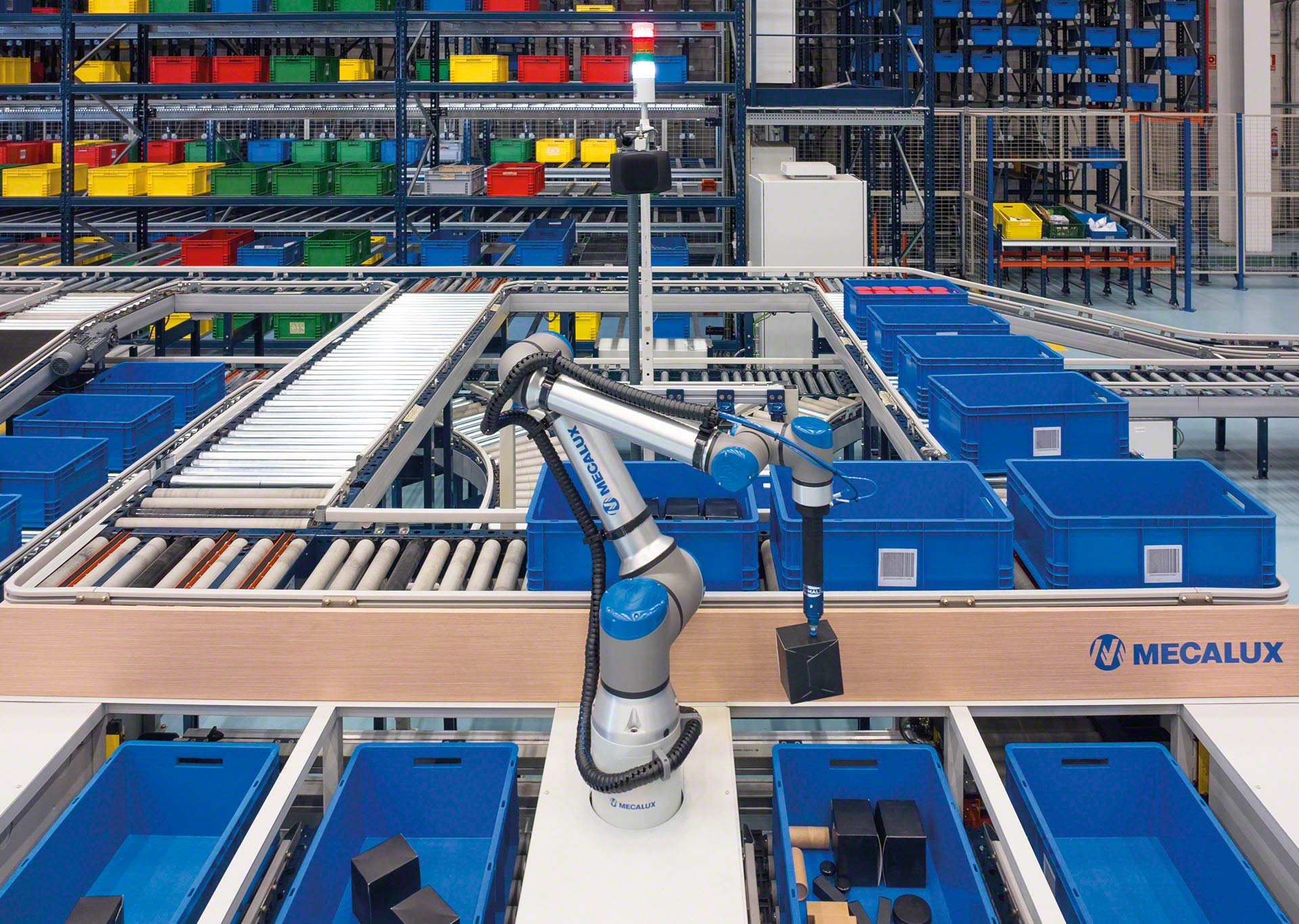 Mecalux wprowadza na rynek zrobotyzowany system do kompletacji zamówień wyposażony w sztuczną inteligencję firmy Siemens
