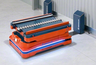 Oprogramowanie do zarządzania flotą określa moment ładowania akumulatorów AMR