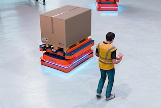 Roboty AMR potrafią wykrywać przeszkody i korygować trasę przejazdu, aby je ominąć