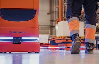 Roboty AMR pracują razem z człowiekiem w sposób bezpieczny 