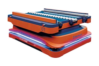 AMR 1500 z przenośnikiem to model zaprojektowany do transportu bliskiego ładunków spaletyzowanych