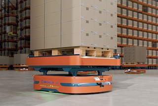Roboty AMR transportują palety wewnątrz magazynu