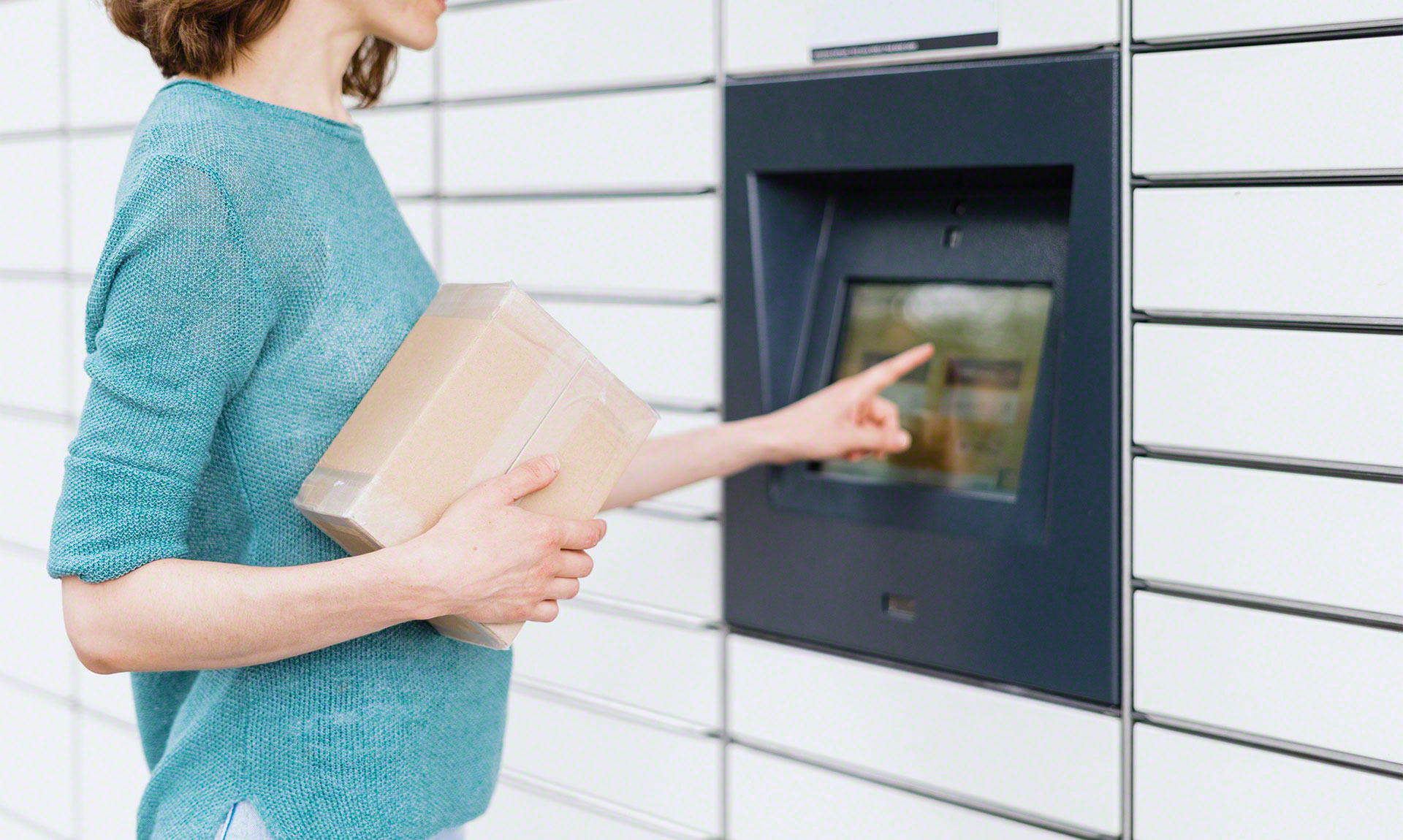 Automat paczkowy umożliwia konsumentowi odebranie lub nadanie paczki