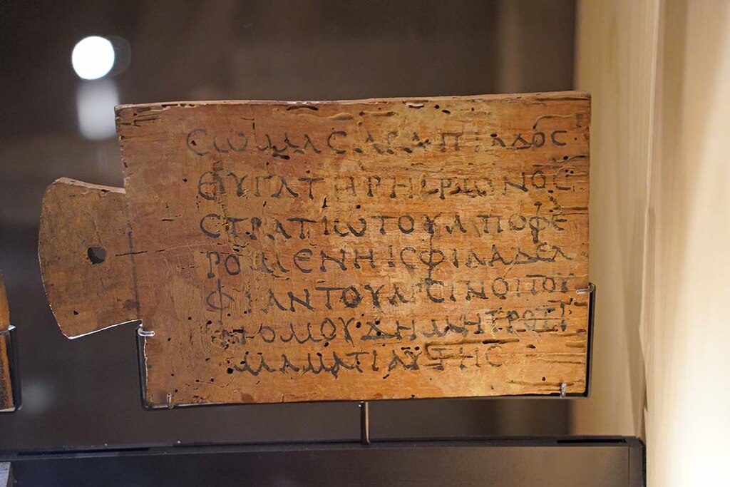 Etykieta mumii z lat 100-199, Dział Starożytnego Egiptu muzeum w Luwrze. Zdjęcie: TimeTravelRome, na licencji CC BY 2.0