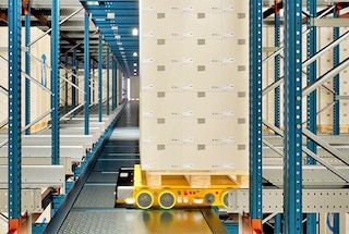Wózek Pallet Shuttle 3D dociera do przypisanej lokalizacji, aby odłożyć paletę