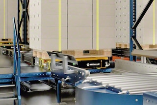 Wózek pobiera paletę i rozpoczyna transport