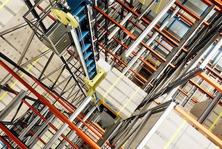 W razie potrzeby wózek Pallet Shuttle 3D przemieszcza paletę na wyższy poziom