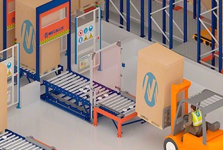 Paleta dociera do bloku regałów transportowana na linii przenośników