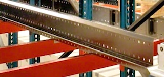 Szyny służą wózkowi Pallet Shuttle 3D do przemieszczania się wzdłuż korytarzy i kanałów