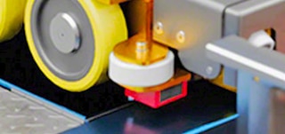 Wózek Pallet Shuttle 3D jest wyposażony w 6 kół prowadzących w kanale