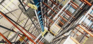 Windy transportują wózki wielokierunkowe między poziomami nośnymi