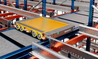 Wózek Pallet Shuttle 3D wjeżdża do kanałów, zachowując pełną stabilność w trakcie jazdy