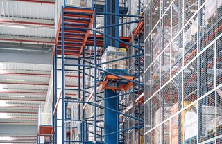 W konfiguracji wykorzystującej wózki wahadłowe windy przenoszą palety na odpowiednie poziomy