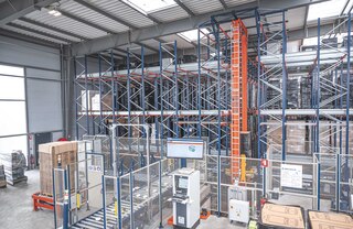 System magazynowy, jak Easy WMS Mecaluxu, zarządza działaniem instalacji z automatycznym systemem Pallet Shuttle