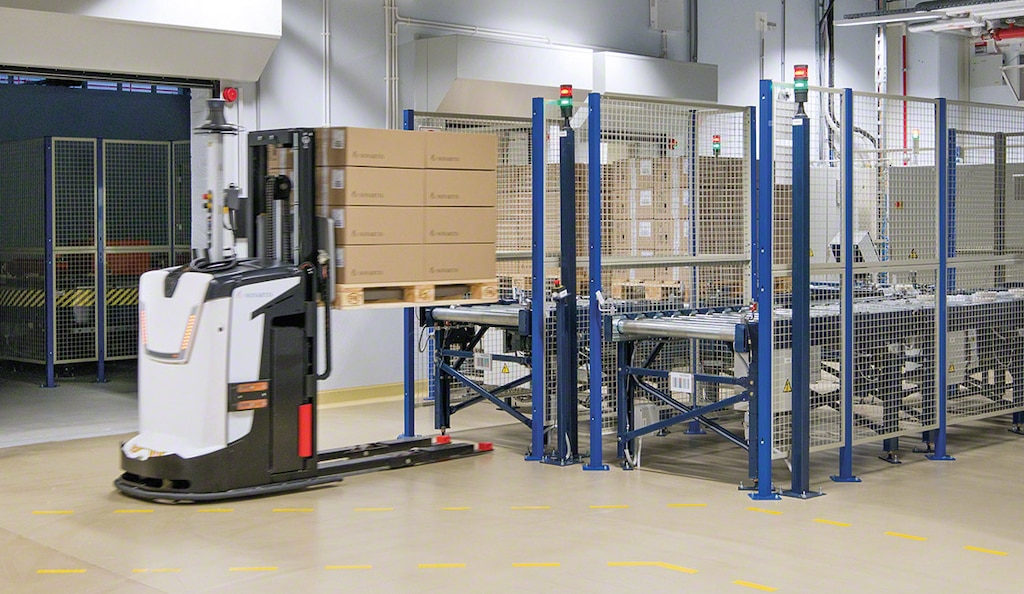 Wózki AGV w pełni autonomicznie łączą magazyn z centrum produkcyjnym firmy Novartis