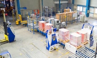 Automatyczne wózki widłowe usprawniają wewnętrzny transport towaru w magazynie Automatyczne wózki widłowe usprawniają wewnętrzny transport towaru w magazynie