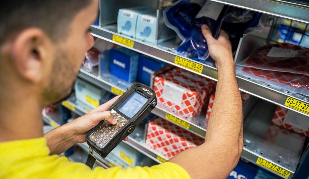 Oprogramowanie end-to-end monitoruje i zarządza wszystkimi etapami w magazynie poprzez generowanie poleceń dla operatorów w zakresie szybkiego przygotowania zamówień