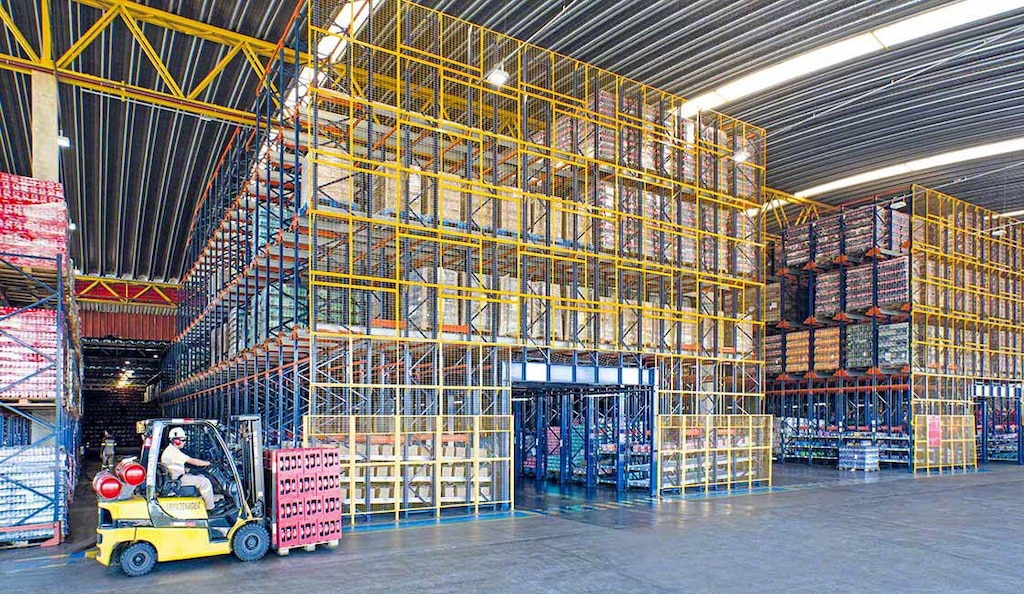 Coca-Cola stosuje kartonowanie w swoim magazynie w Brazylii