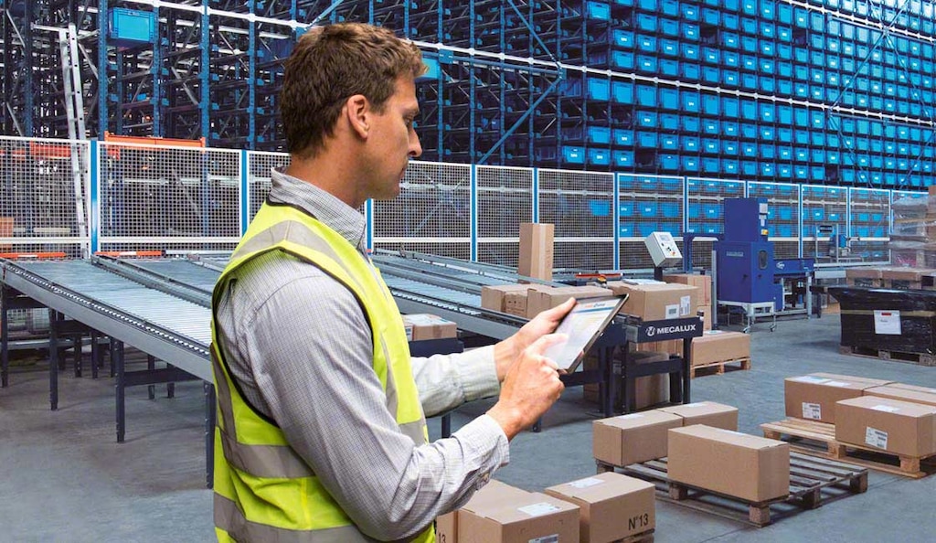 System zarządzania jak Easy WMS Mecaluxu pomaga koordynatorowi logistyki w ocenie wydajności magazynu