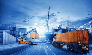 Logistyka międzynarodowa obejmuje zarządzanie przepływem towarów, usług oraz informacji pomiędzy granicami państwowymi Logistyka międzynarodowa obejmuje zarządzanie przepływem towarów, usług oraz informacji pomiędzy granicami państwowymi