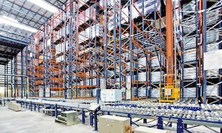 Material handling jest systemem lub połączeniem metod umożliwiających transport towarów