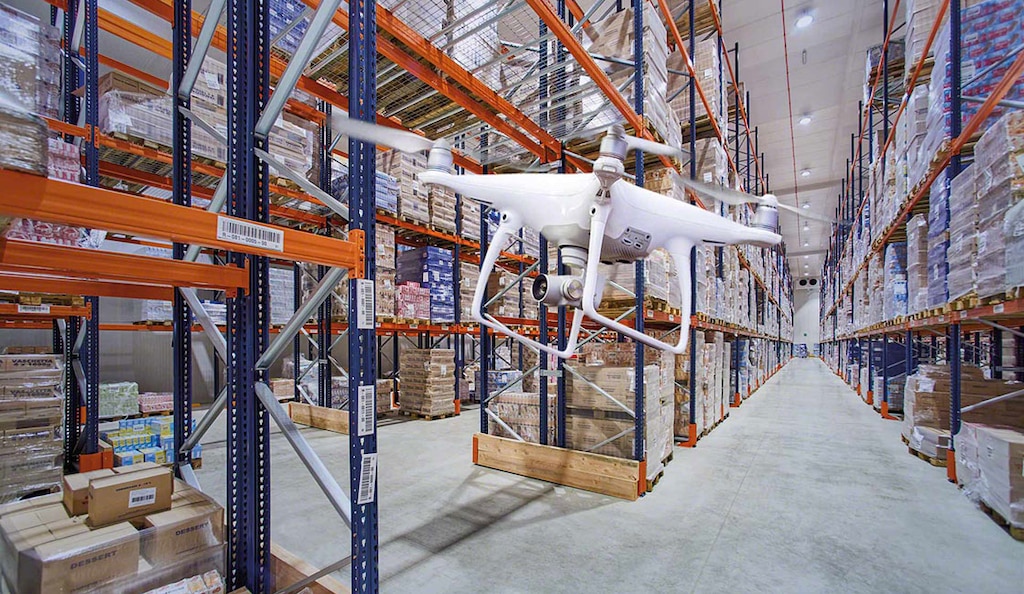 Drony zaczynają być stosowane w logistyce jako wydajne roboty mogące pracować w magazynie