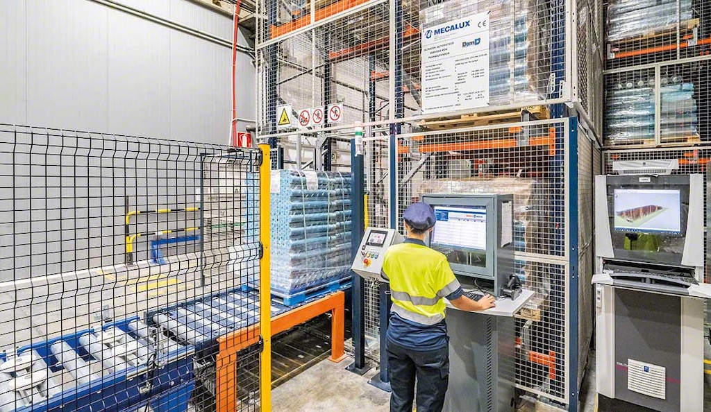 Six Sigma opiera się na pięciu etapach DMAIC: definiowanie, pomiar, analiza, ulepszanie, kontrola