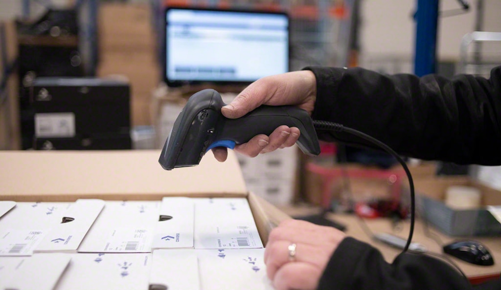 Najlepszym sposobem na obliczenie średniej ceny ważonej produktu jest skrupulatne monitorowanie operacji magazynowych