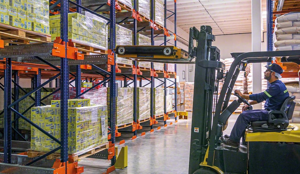 Nestlé składuje towary łatwo psujące się w swoim magazynie w miejscowości Villa Nueva (Argentyna) przy użyciu półautomatycznego systemu Pallet Shuttle