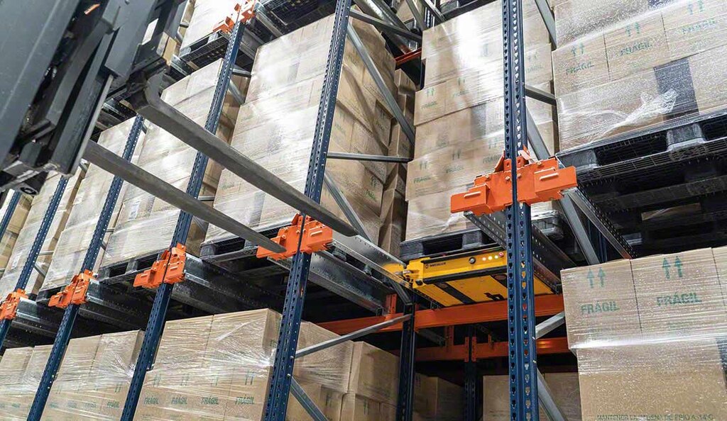 Wózki Pallet Shuttle zmniejszają powierzchnię chłodzenia w chłodniach lub mroźniach